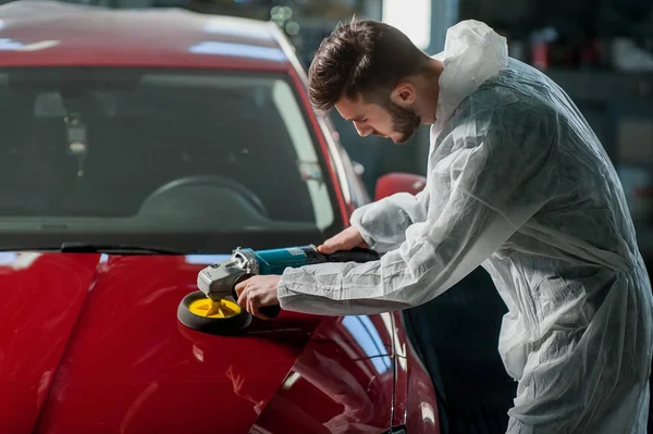 Eine Reihe detaillierter Autos: Polieren eines Autos — Stockfoto