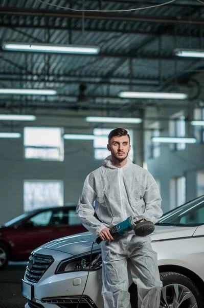 Eine Reihe detaillierter Autos: Polieren eines Autos — Stockfoto