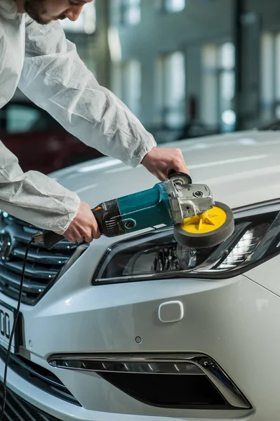 Eine Reihe detaillierter Autos: Polieren eines Autos — Stockfoto