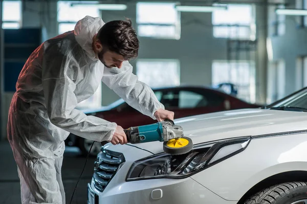 Серія деталізованих автомобілів: полірування автомобіля — стокове фото