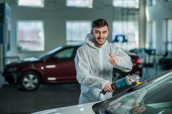 Eine Reihe detaillierter Autos: Polieren eines Autos — Stockfoto