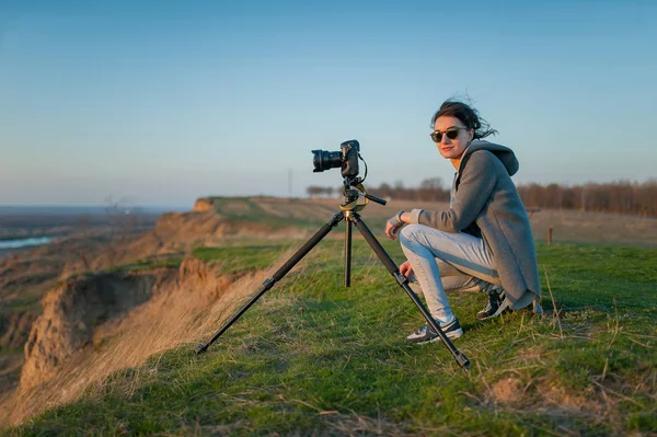 Un trépied avec une caméra filme le paysage — Photo