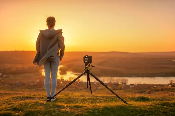 Ein Stativ mit Kamera fotografiert die Landschaft — Stockfoto