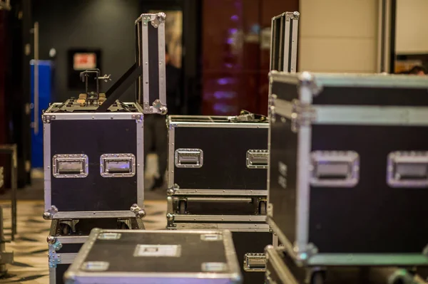 Metalen klinknagels van een zaak van de weg (voor het vervoer van muziek en licht — Stockfoto