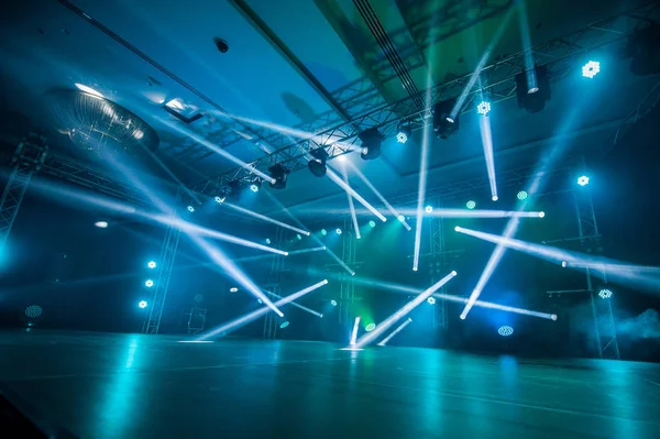 Iluminación, luz en el escenario en la discoteca —  Fotos de Stock