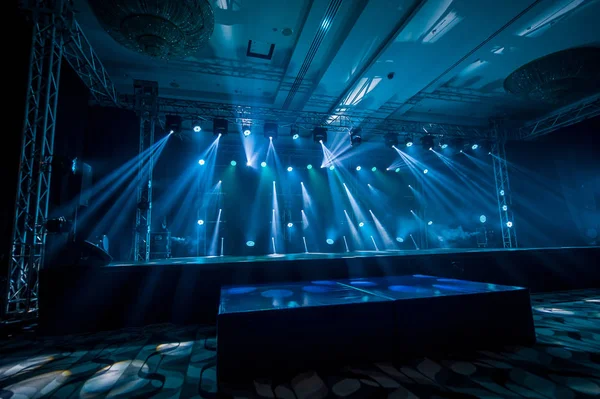 Beleuchtung, Licht auf der Bühne in der Disco — Stockfoto