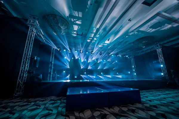 Beleuchtung, Licht auf der Bühne in der Disco — Stockfoto
