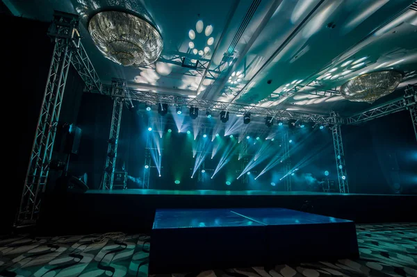 Iluminación, luz en el escenario en la discoteca — Foto de Stock