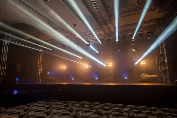 Iluminación, luz en el escenario en la discoteca — Foto de Stock