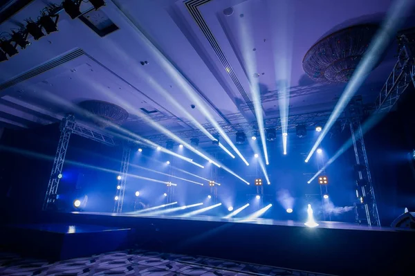 Iluminación, luz en el escenario en la discoteca — Foto de Stock