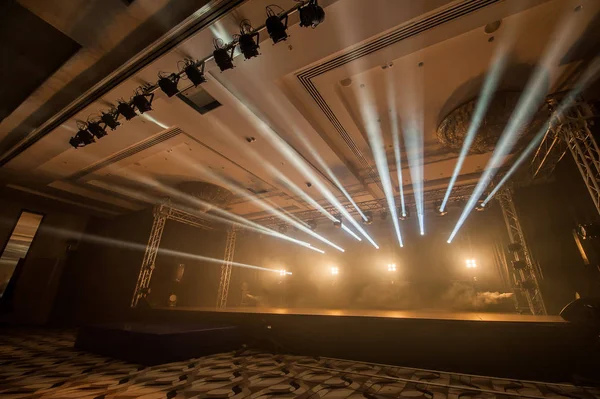 Iluminación, luz en el escenario en la discoteca — Foto de Stock