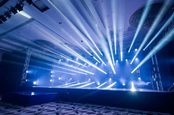 Iluminación, luz en el escenario en la discoteca — Foto de Stock