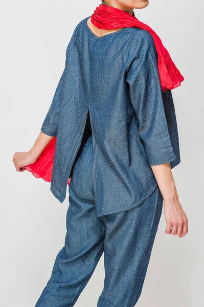 Modne ubrania na modelu drogich tkanin — Zdjęcie stockowe