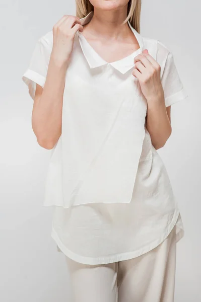 Roupa na moda no modelo de tecidos caros — Fotografia de Stock