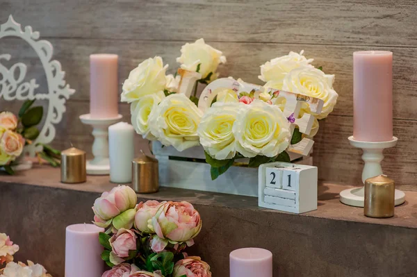 婚礼装饰蜡烛和鲜花 — 图库照片