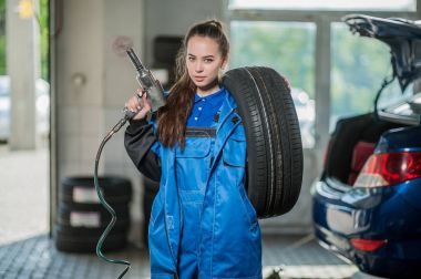 Bir otomatik mekanik iş yerinde genç güzel kız