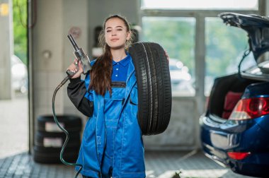 Bir otomatik mekanik iş yerinde genç güzel kız
