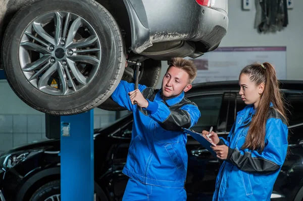 Mann und Frau in der Automechanik — Stockfoto