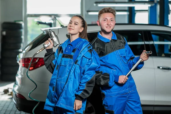 Hombre y mujer en la mecánica de automóviles — Foto de Stock