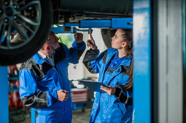 男人和女人在汽车修理工 — 图库照片