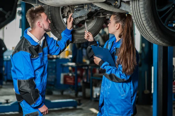 男人和女人在汽车修理工 — 图库照片