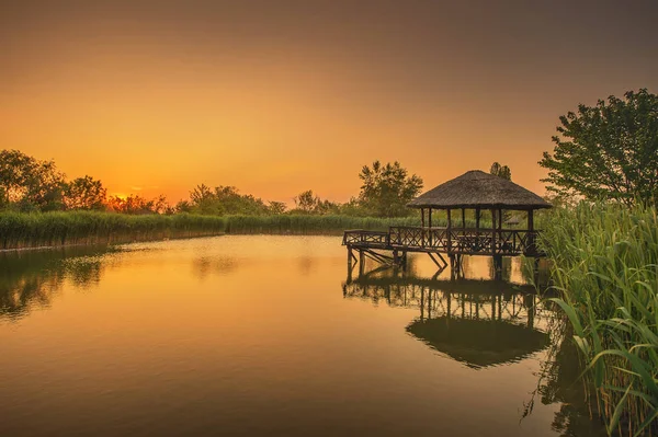 Güzel bir göl ve üzerine bir gazebo — Stok fotoğraf