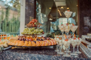 Düğün resepsiyonunda meyve