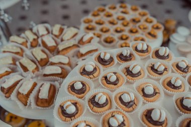 büfe tatlılar düğün masada