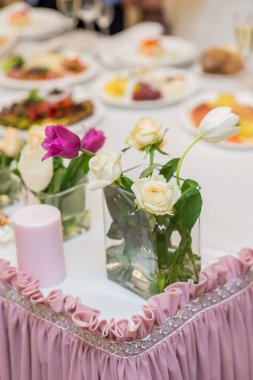 dekorasyon düğün tablolar çiçek sahne üzerinde