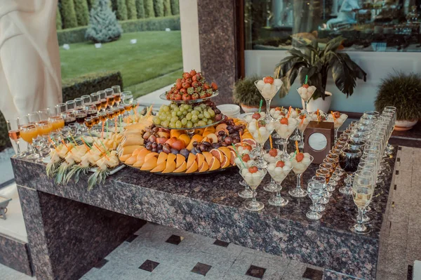 Fruit at the wedding reception — Stock Photo, Image