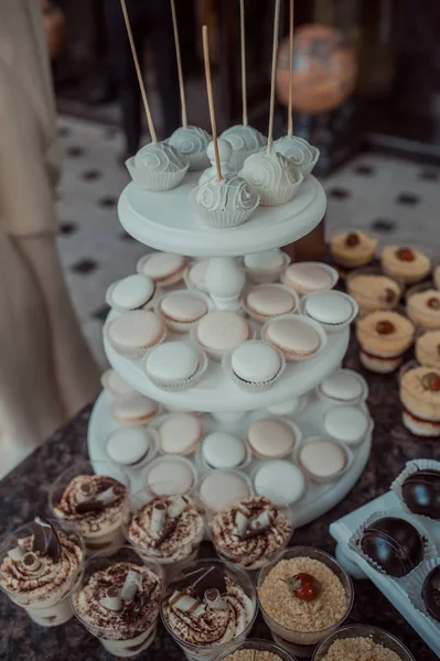 Шведский стол со сладостями за свадебным столом — стоковое фото
