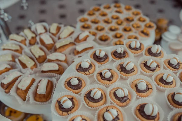 büfe tatlılar düğün masada