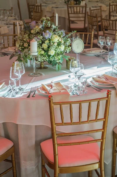 Esküvői dekoráció asztalok székek virágok — Stock Fotó