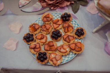 büfe tatlılar düğün masada