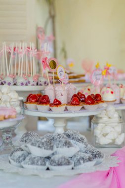 büfe tatlılar düğün masada