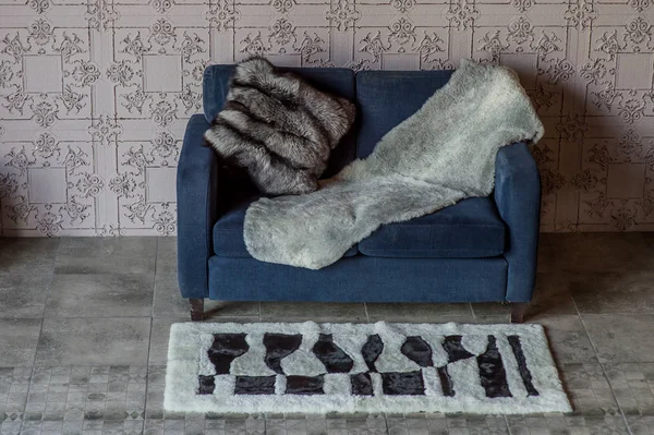 Carpet of fur in the interior of the house — Stock Photo, Image