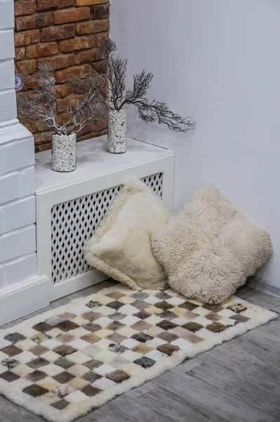 Carpet of fur in the interior of the house — Stock Photo, Image