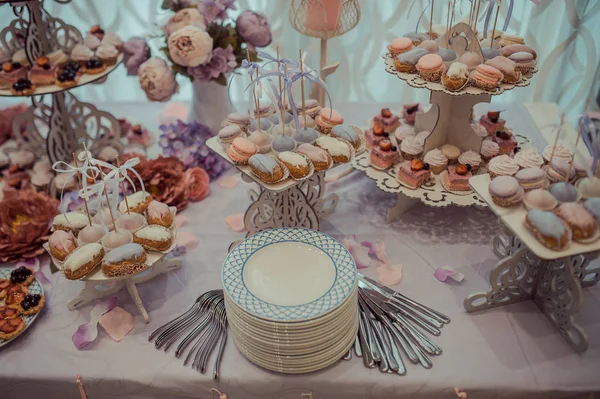 Шведський стіл з цукерок за весільним столом — стокове фото