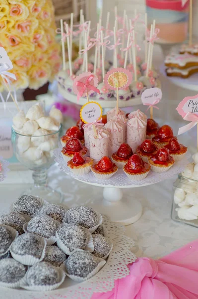 Bufet słodyczy przy stole ślub — Zdjęcie stockowe