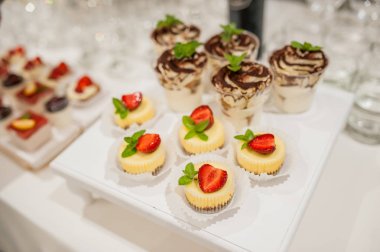 büfe tatlılar düğün masada