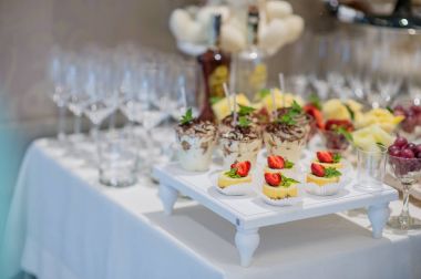 büfe tatlılar düğün masada