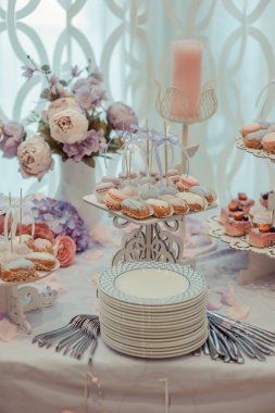 büfe tatlılar düğün masada