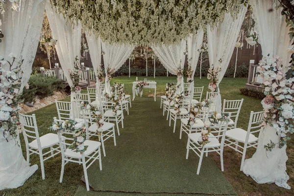 Bruiloft decoratie van de tabellen voor een bruiloft — Stockfoto