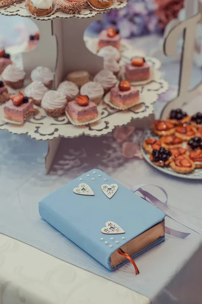 Buffet de bonbons à la table de mariage — Photo