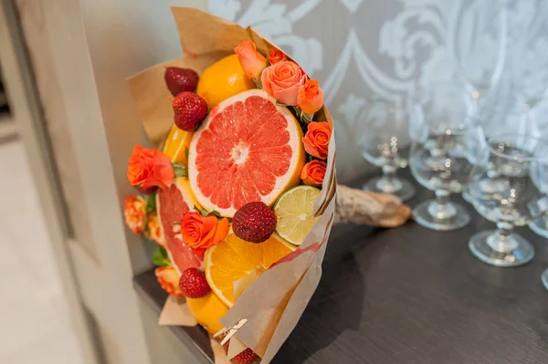 Bouquet di fiori e frutti — Foto Stock