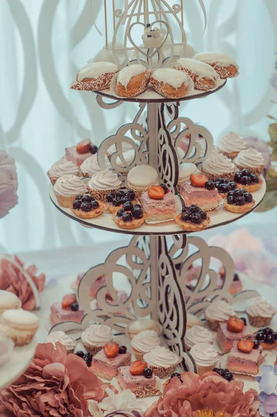 Buffet de bonbons à la table de mariage — Photo