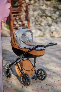 bebek arabası çocuk aile terk edilmiş.