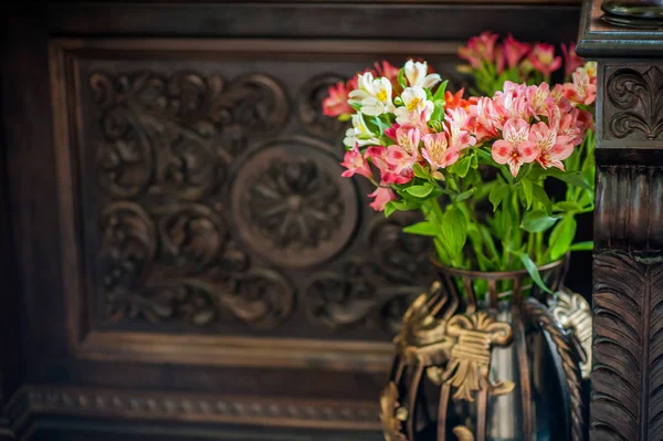 Tablo ve bir Vazoda Çiçekler — Stok fotoğraf