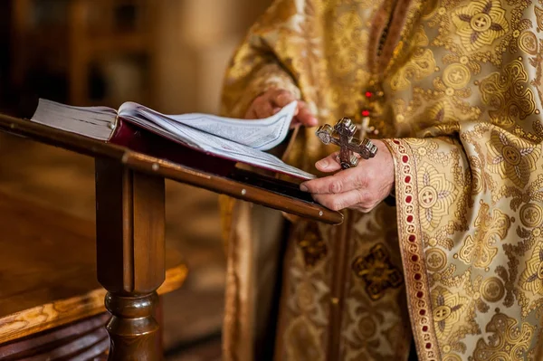 Mãos de um padre na Igreja Ortodoxa — Fotografia de Stock