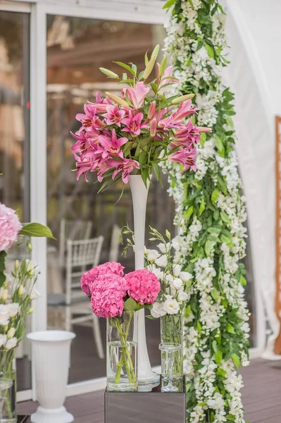 婚礼桌上的装饰品花卉风光 — 图库照片